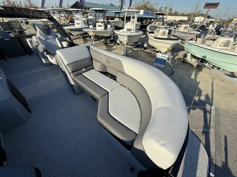 Slide: The Image of Veranda Vista View Series X22RC TRITOON 2026 - 12