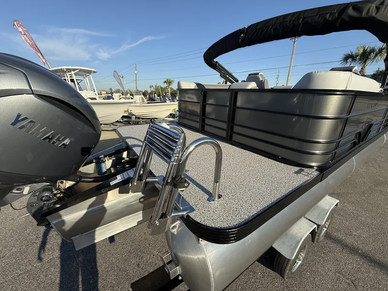 Slide: The Image of Veranda Vista View Series X22RC TRITOON 2026 - 3