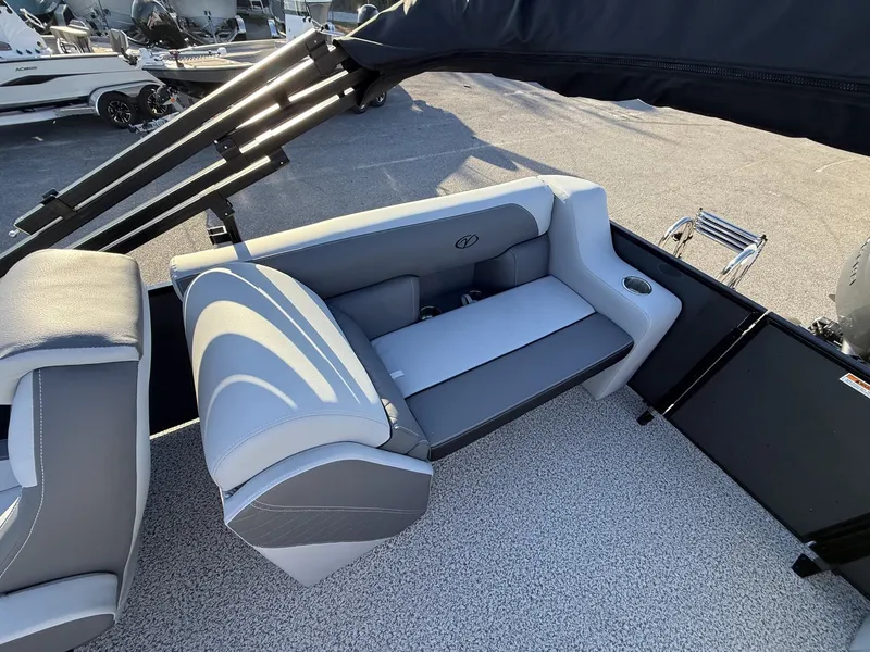 Slide: The Image of Veranda Vista View Series X22RC TRITOON 2026 - 4