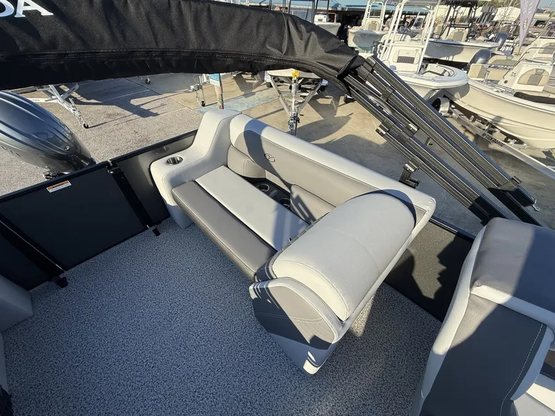 Slide: The Image of Veranda Vista View Series X22RC TRITOON 2026 - 5