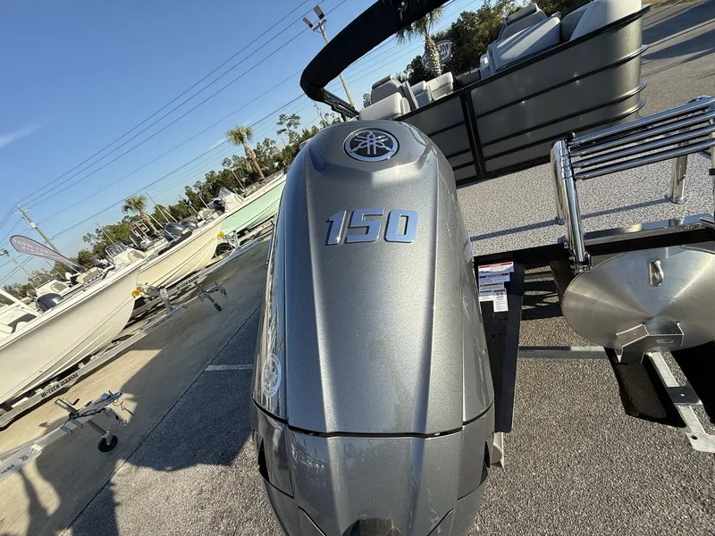 Slide: The Image of Veranda Vista View Series X22RC TRITOON 2026 - 8