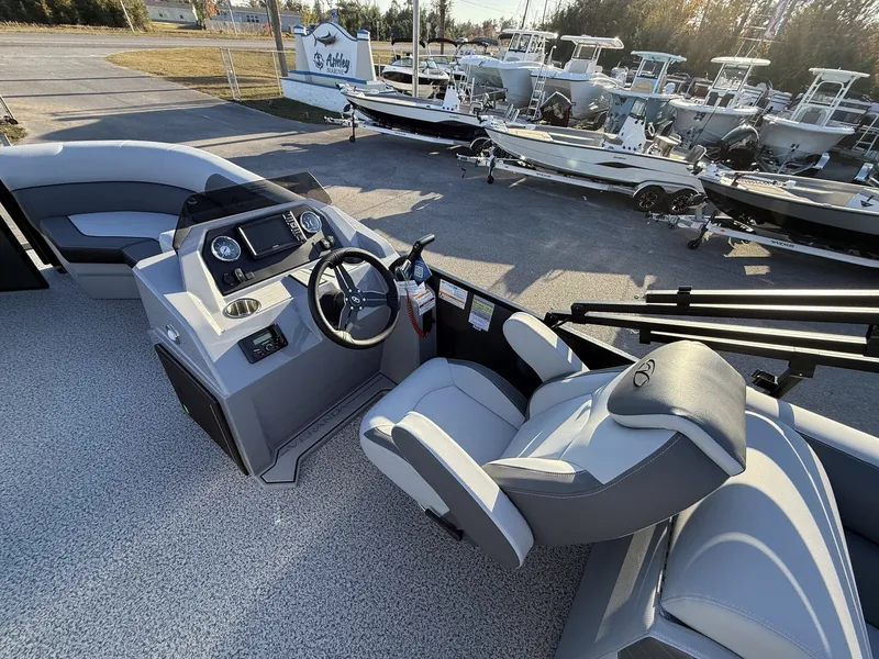 Slide: The Image of Veranda Vista View Series X22RC TRITOON 2026 - 9