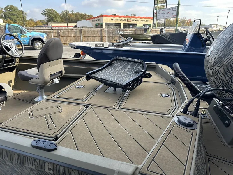 Slide: The Image of Thor Lake Hammer 1900 SC 140HP 2026 - 2