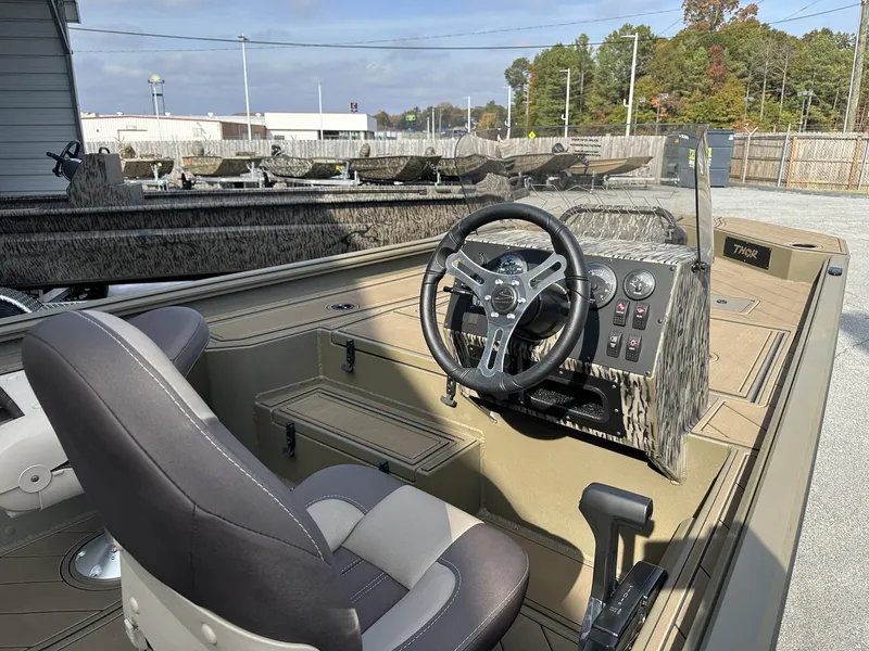 Slide: The Image of Thor Lake Hammer 1900 SC 140HP 2026 - 8