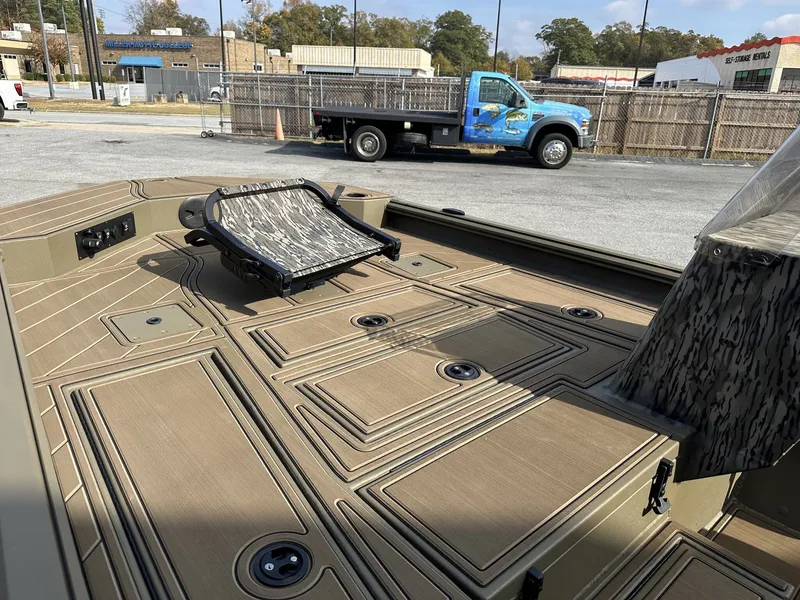 Slide: The Image of Thor Lake Hammer 1900 SC 140HP 2026 - 9