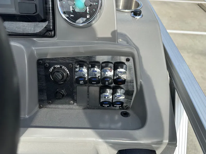 Slide: The Image of Avalon Venture 85 Quad Fish - 21' 2026 - 27