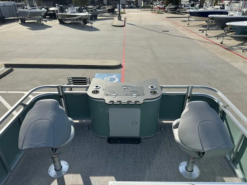 Slide: The Image of Avalon Venture 85 Rear Fish - 21' 2026 - 30