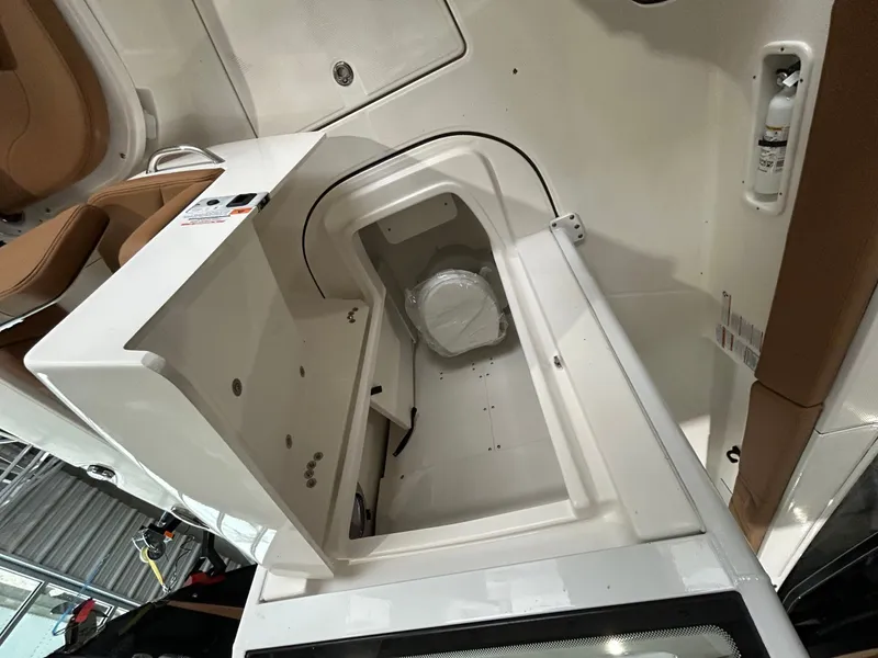 Slide: The Image of Robalo 266 Cayman 2026 - 11