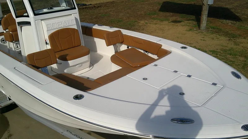 Slide: The Image of Robalo 266 Cayman 2026 - 4