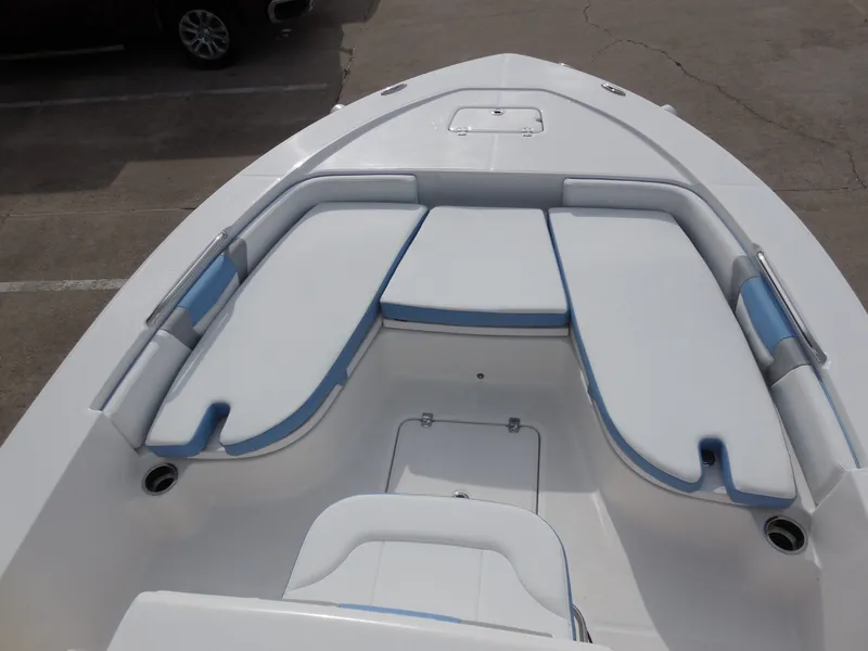 Slide: The Image of Robalo 226 Cayman 2026 - 10