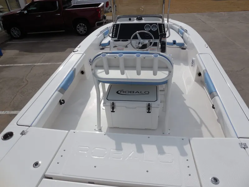 Slide: The Image of Robalo 226 Cayman 2026 - 7