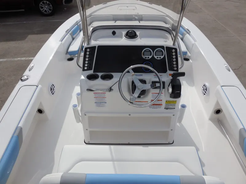 Slide: The Image of Robalo 226 Cayman 2026 - 8