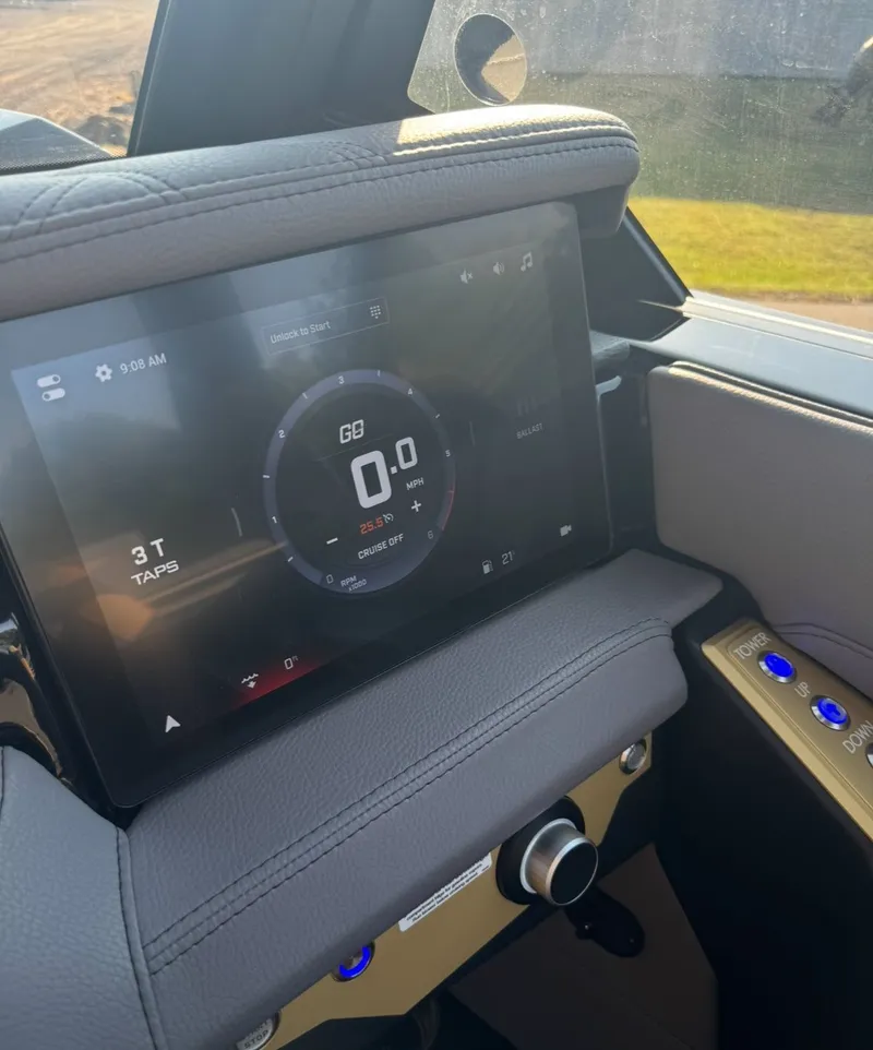 Slide: The Image of Tigé Ultré 25ZX 2026 - 10