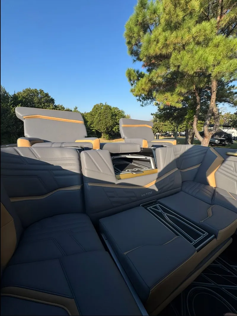 Slide: The Image of Tigé Ultré 25ZX 2026 - 12