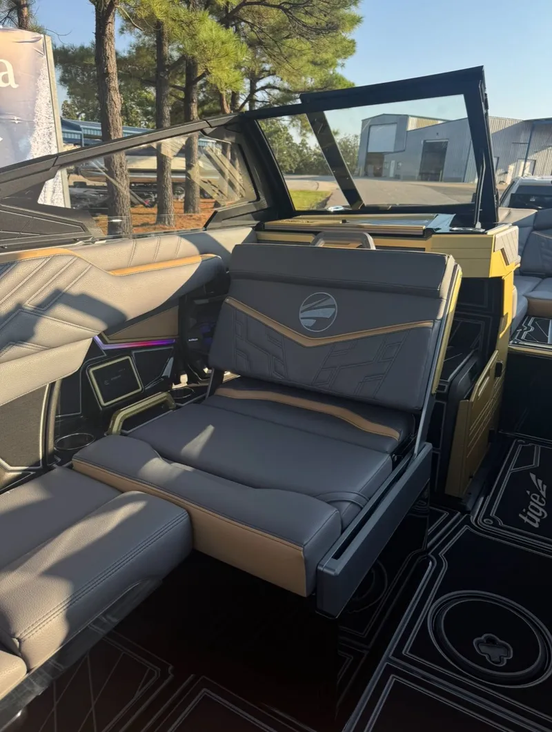 Slide: The Image of Tigé Ultré 25ZX 2026 - 13