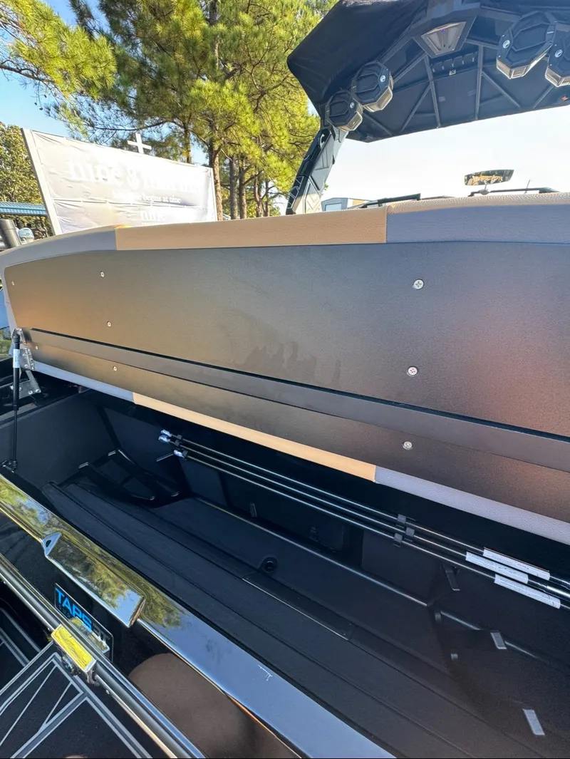 Slide: The Image of Tigé Ultré 25ZX 2026 - 18