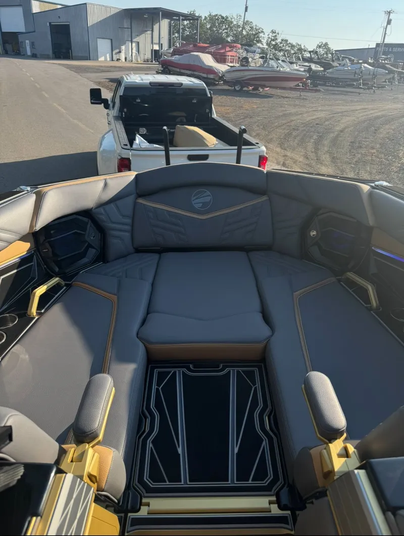 Slide: The Image of Tigé Ultré 25ZX 2026 - 21