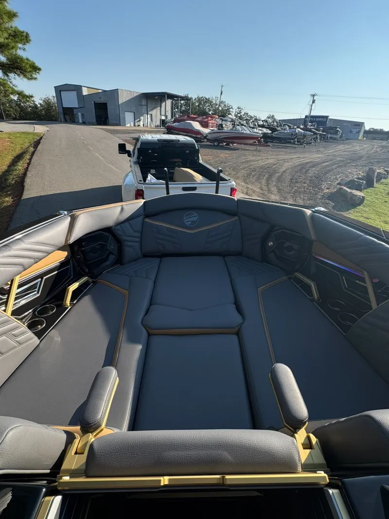 Slide: The Image of Tigé Ultré 25ZX 2026 - 22