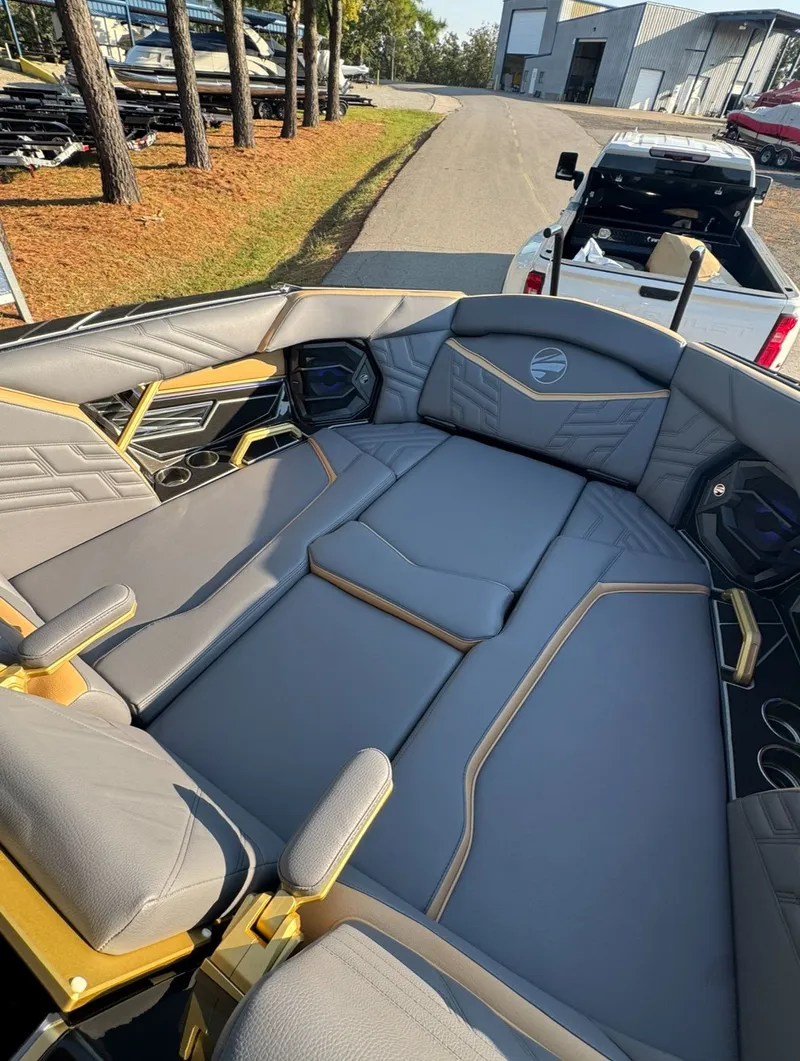 Slide: The Image of Tigé Ultré 25ZX 2026 - 23