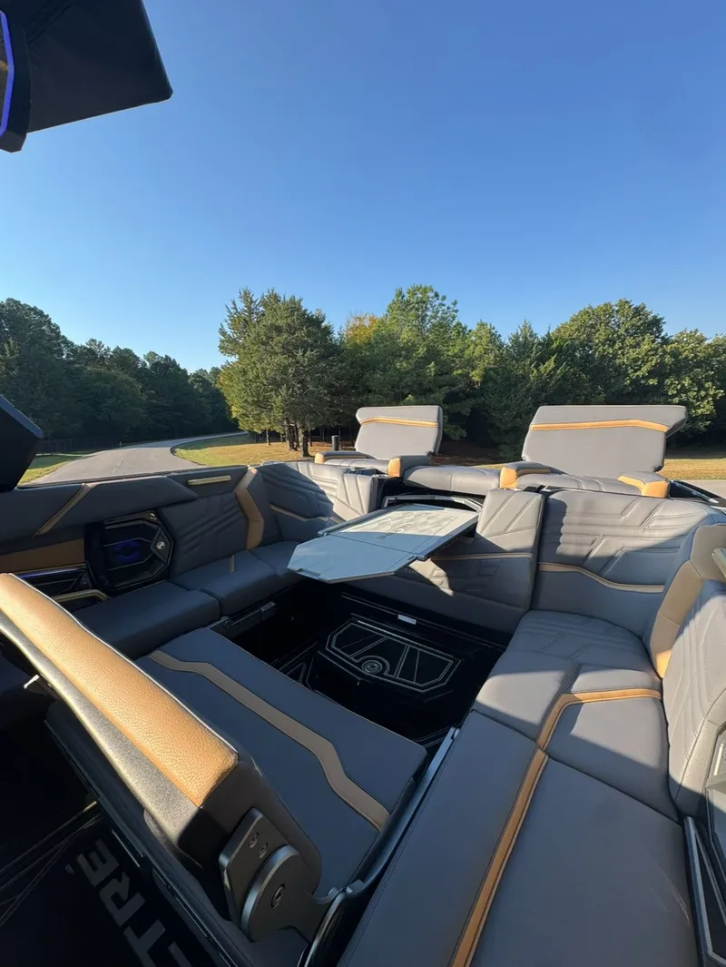 Slide: The Image of Tigé Ultré 25ZX 2026 - 3