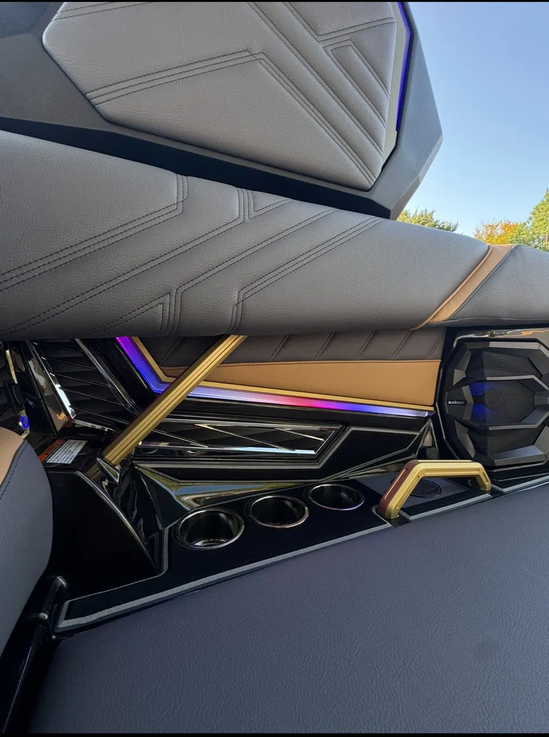 Slide: The Image of Tigé Ultré 25ZX 2026 - 6