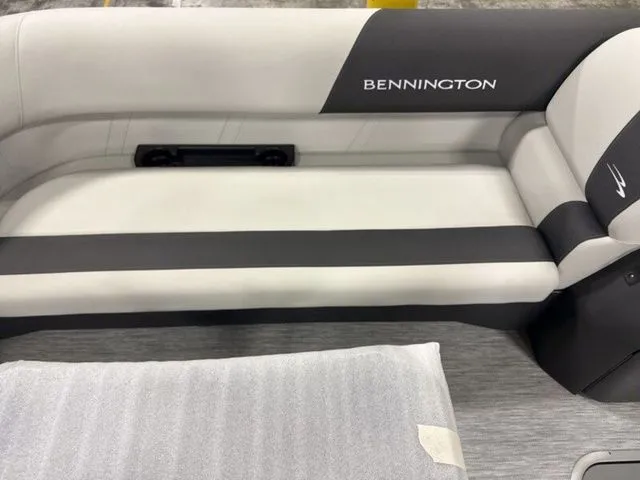 Slide: The Image of Bennington S-One Swingback 22 SSB Tritoon 2026 - 13