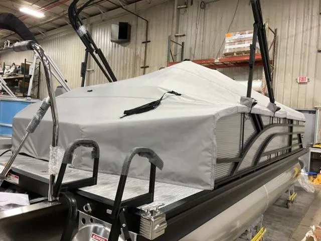 Slide: The Image of Bennington S-One Swingback 22 SSB Tritoon 2026 - 20