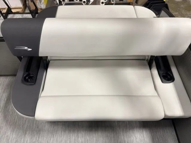 Slide: The Image of Bennington S-One Swingback 22 SSB Tritoon 2026 - 18