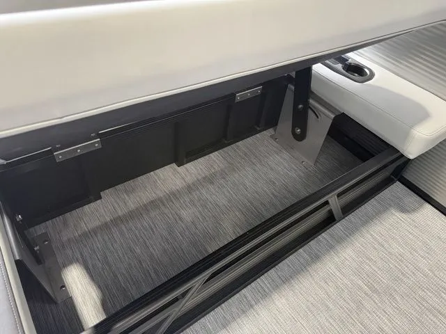 Slide: The Image of Bennington S-One Swingback 22 SSB Tritoon 2026 - 23