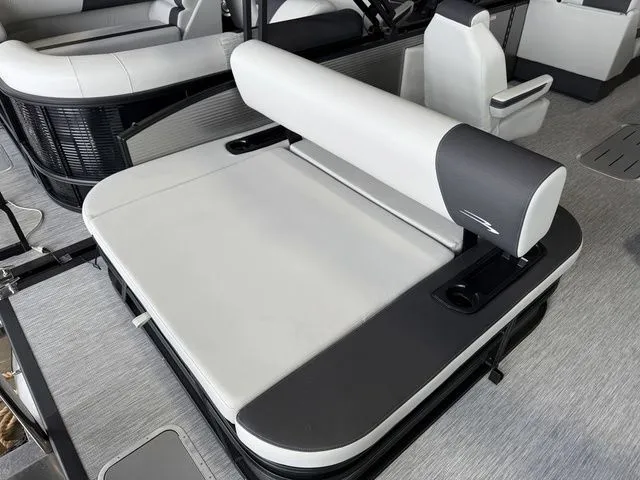 Slide: The Image of Bennington S-One Swingback 22 SSB Tritoon 2026 - 26