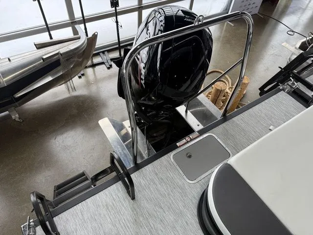 Slide: The Image of Bennington S-One Swingback 22 SSB Tritoon 2026 - 29