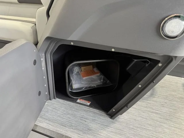 Slide: The Image of Bennington S Swingback 22 SSB Tritoon 2026 - 21