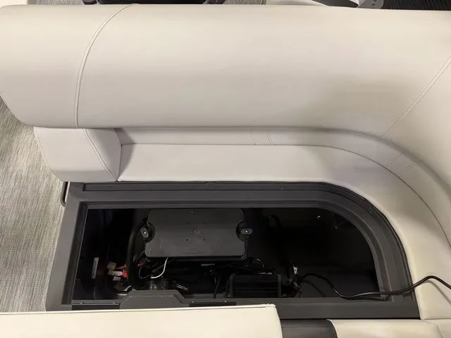 Slide: The Image of Bennington S-One Fish 22 SS Tritoon 2026 - 15