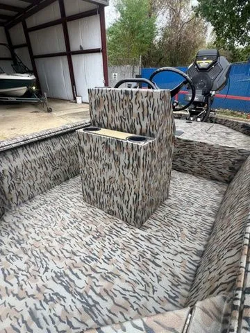 Slide: The Image of Xpress Surface Drive Bayou180cc 2026 - 8