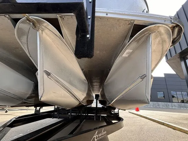 Slide: The Image of Avalon Catalina Quad Lounge 25' 2020 - 14