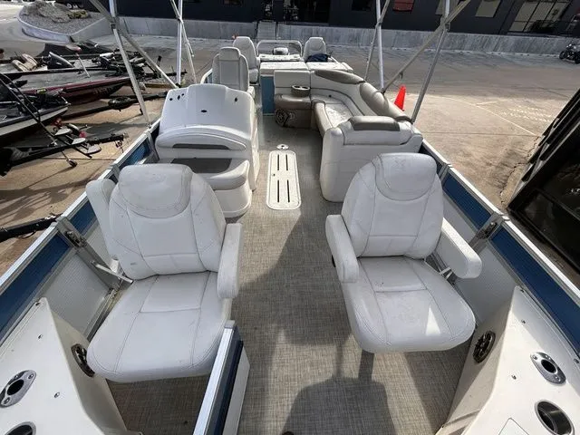 Slide: The Image of Avalon Catalina Quad Lounge 25' 2020 - 15