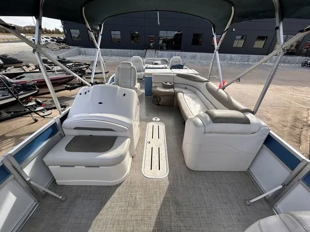 Slide: The Image of Avalon Catalina Quad Lounge 25' 2020 - 16