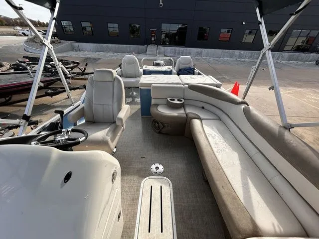 Slide: The Image of Avalon Catalina Quad Lounge 25' 2020 - 17