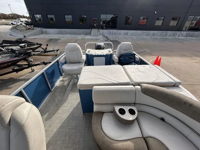 Slide: The Image of Avalon Catalina Quad Lounge 25' 2020 - 18