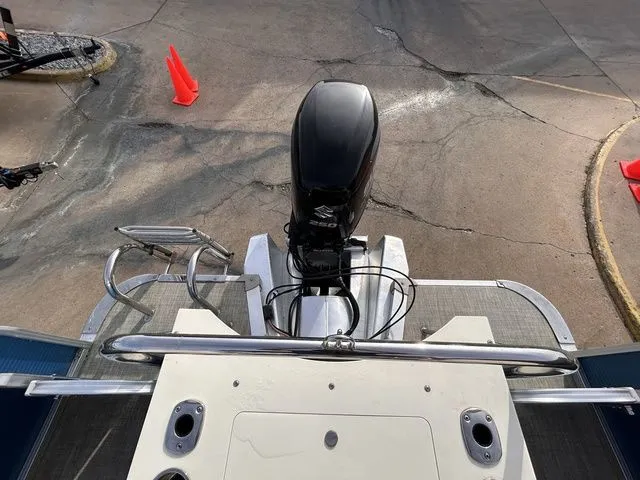 Slide: The Image of Avalon Catalina Quad Lounge 25' 2020 - 20