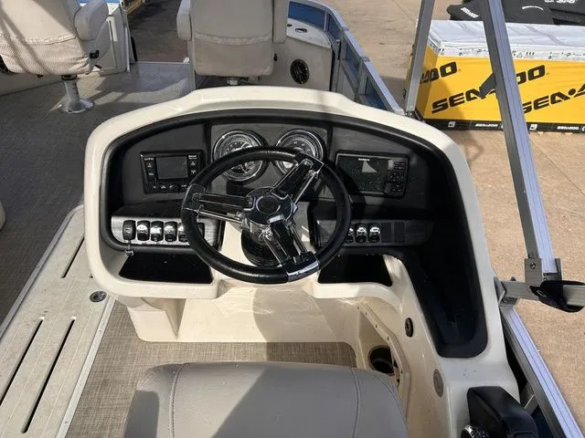 Slide: The Image of Avalon Catalina Quad Lounge 25' 2020 - 22