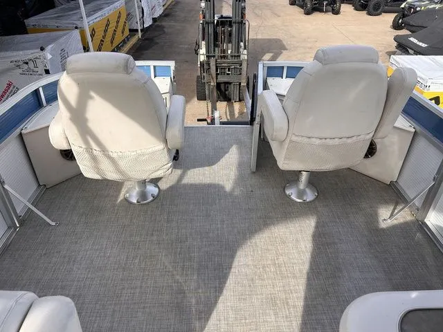 Slide: The Image of Avalon Catalina Quad Lounge 25' 2020 - 24