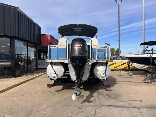 Slide: The Image of Avalon Catalina Quad Lounge 25' 2020 - 4