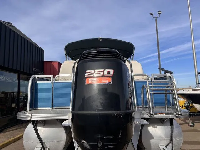 Slide: The Image of Avalon Catalina Quad Lounge 25' 2020 - 5