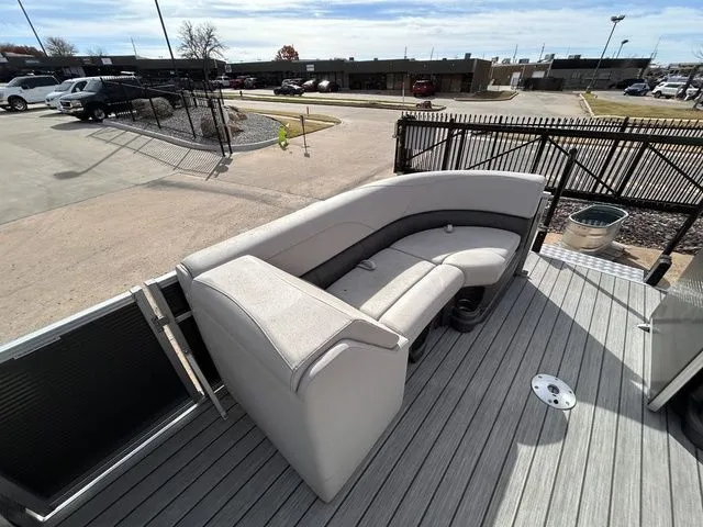 Slide: The Image of Avalon LSZ Quad Lounger 2485 2021 - 19