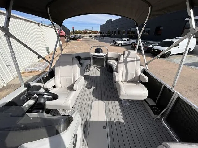 Slide: The Image of Avalon LSZ Quad Lounger 24 FT 2021 - 10