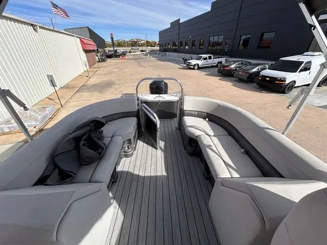 Slide: The Image of Avalon LSZ Quad Lounger 24 FT 2021 - 11