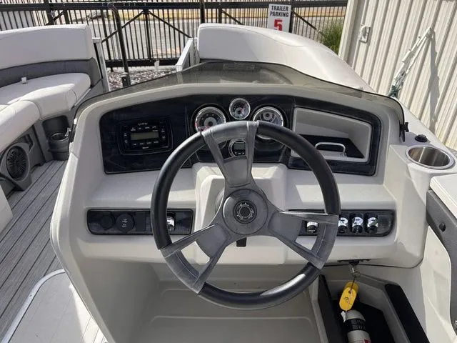 Slide: The Image of Avalon LSZ Quad Lounger 24 FT 2021 - 17