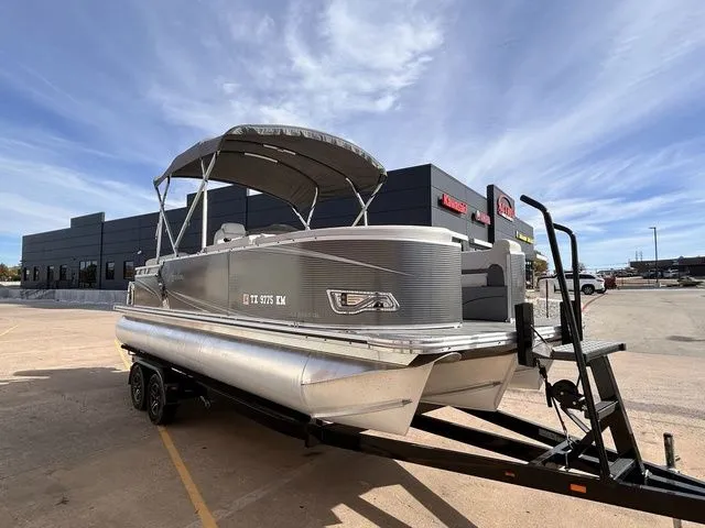 Slide: The Image of Avalon LSZ Quad Lounger 24 FT 2021 - 7