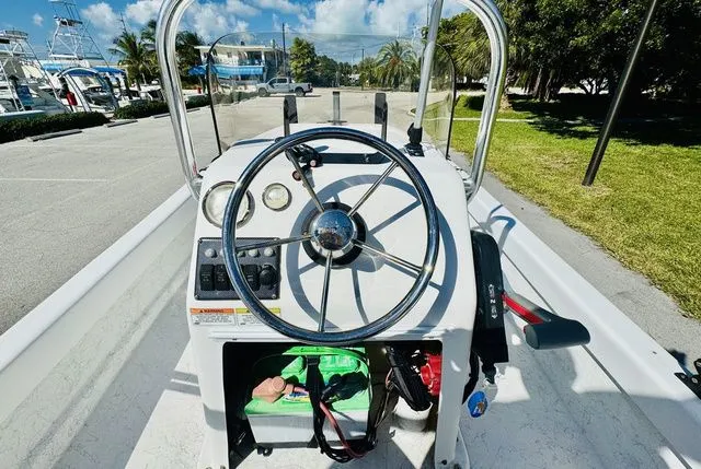 Slide: The Image of Twin Vee 17 CC 2014 - 10